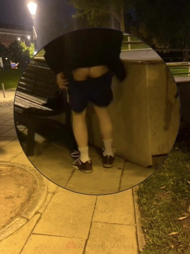 AmateurMates: Amateur-junge Erwischt Beim Umziehen in Einem Park Und Zeigt Seinen...