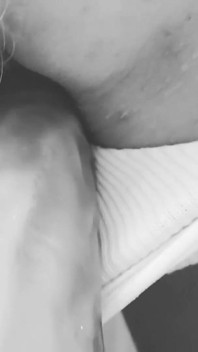 Vecchio video domestico con la piccola figa pelosa La mia figliastra. Segreto nelle mutandine