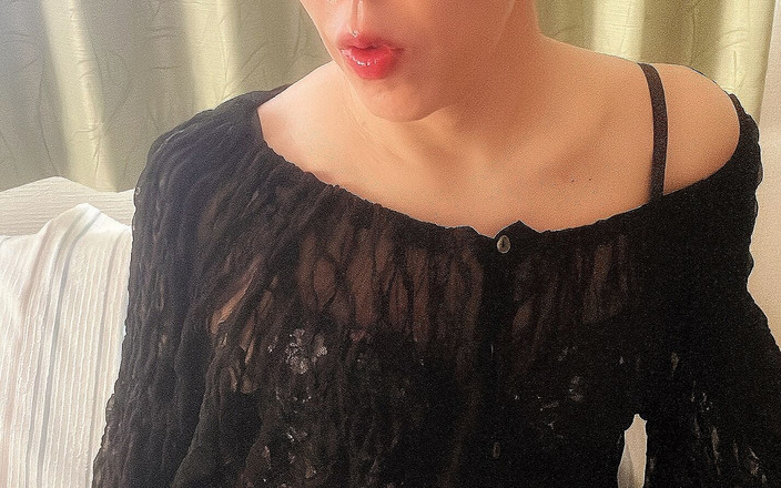 Serina SissyBitch: 그녀의 작은 자지를 과시하고 자위하는 화려한 성인 소녀 의상을 입은 Serina 01