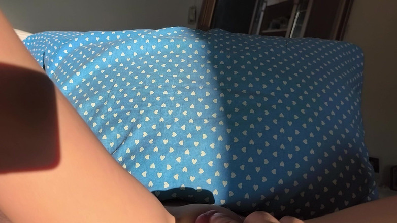 Blondasexy00: 继兄弟用他的大鸡巴摩擦继妹的紧致处女阴户