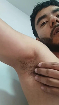 Sejumlah besar air kencing dari zakar saya yang belum dipotong