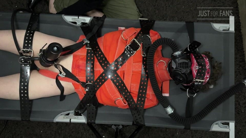 Inmate Cody and SubEdgeX: Bondage Twink przywiązany do obozu w kaftanie cieśniny i maski...