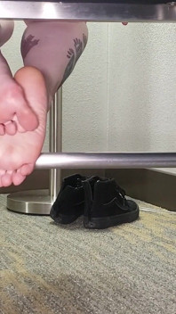 靴の取り外しと足のこすり