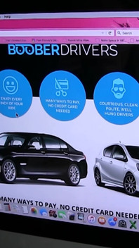 Magere blonde tiener met kleine natuurlijke tieten geneukt in uber-auto