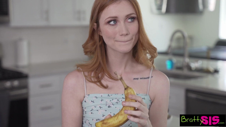 BrattySis: Sora mea vitregă este banane