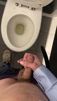 Str8 - femeie excitată care se pișă