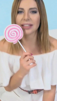 Une superbe blonde au corps parfait touche sa chatte avec des bonbons