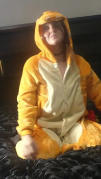 Renee Sakuya tančí v charizardského obleku, tichý film