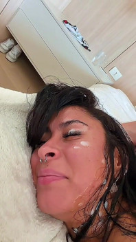 Sluta inte, knulla mig hårdare, styvfar - het tatuerad brunett får i grov sex cowgirl ride och avsugning i POV