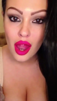 Une MILF te taquine avec ses gros nichons