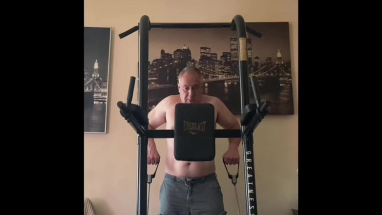 Alex Art: 強い男がトレーニング後に自慰をする