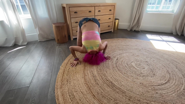 Nali Marie: Rolling in Circles Ubrany w jeanowe szorty na oklep drobna...