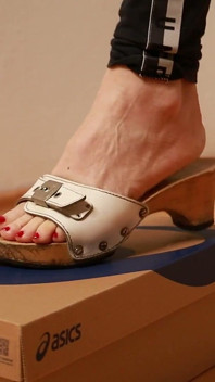 Asmr zoccoli di legno calpestano e schiacciano la scatola delle scarpe