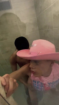 Femboy zostaje przeleciał przez nieznajomego w łazience hotelu, gdzie jest na wakacjach z rodziną