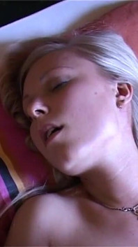Seksowna blondynka nastolatka w warkoczykach uprawia seks solo z ogromną zabawką erotyczną