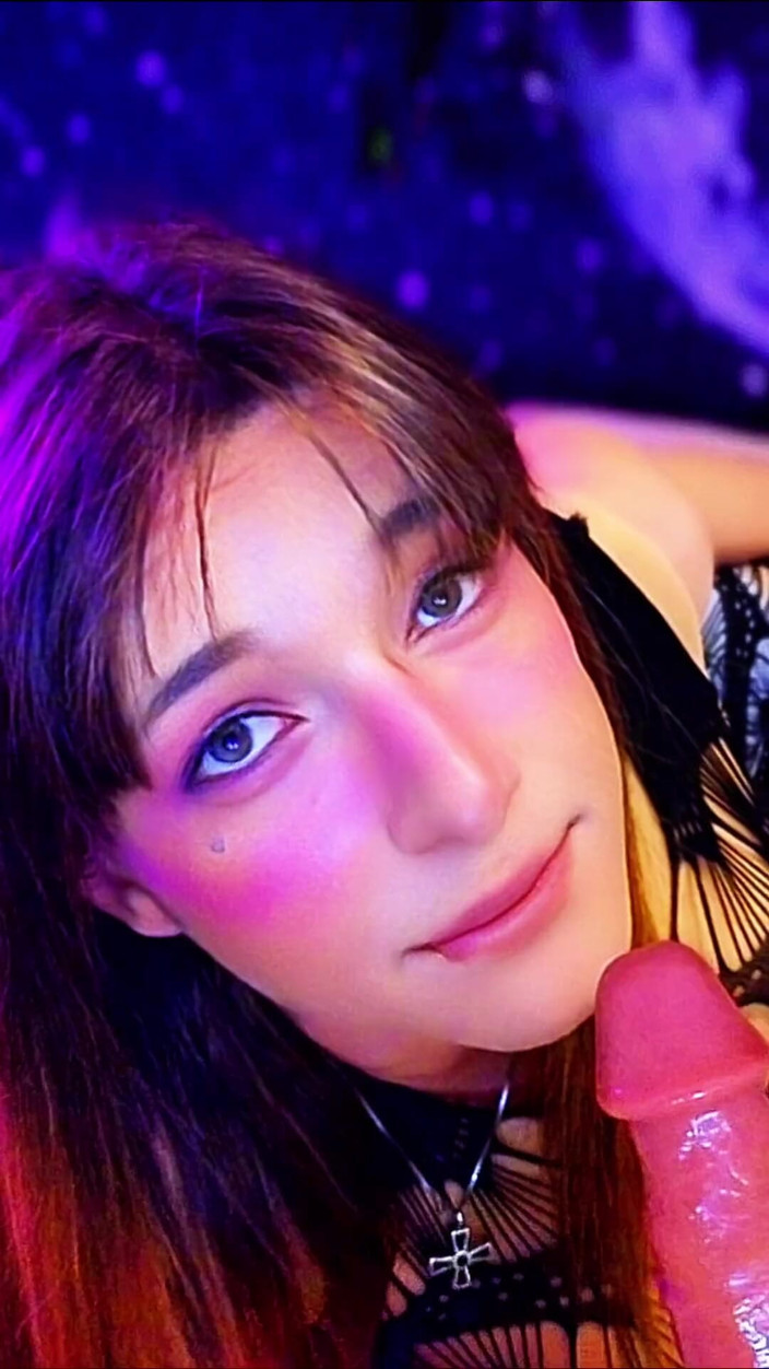 Bella Roar: Mooie trans-meid houdt ervan om grote pikken te zuigen