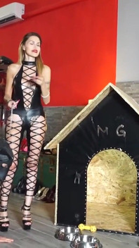 Femdom kožené královny dominují nahému otrokovi v podpatcích