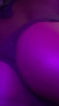 Heißes ebenholz-schätzchen zeigt ihre twerking-fähigkeiten, rückenansicht