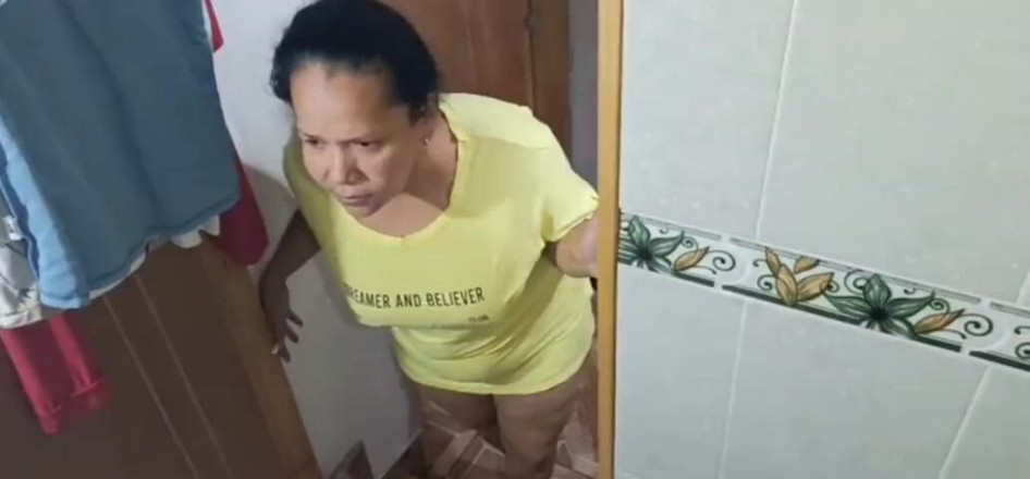 Milfcaliente69: Mám sex v koupelně s přítelem mé nevlastní é služky. Jaký...