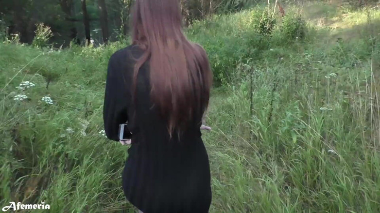 Afemeria: Žádostivá brunetka se svléká v lese a chodí nahá
