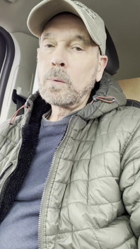 Baba kırmızı sigara içiyor