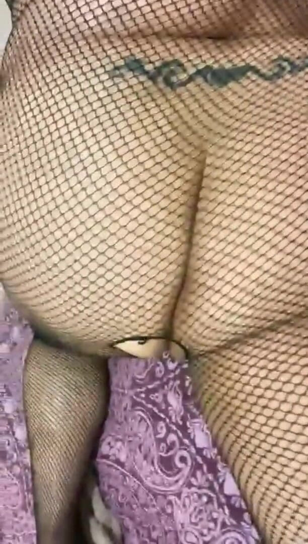 Indian fuck queen: Wildenglishbbw întinsă în pat într-o suită cu corp cu plasă