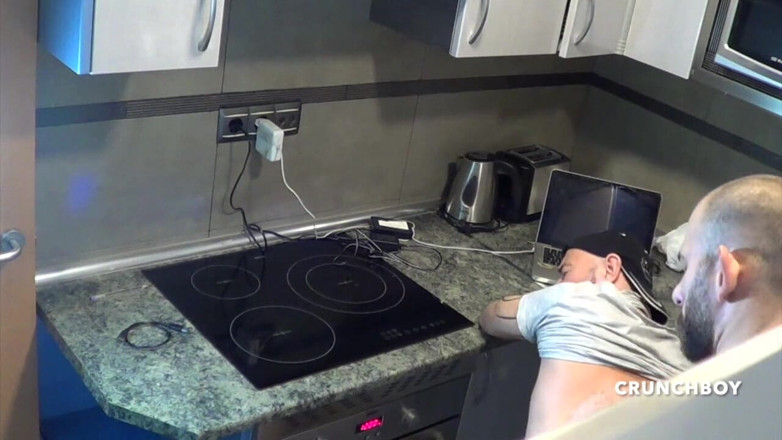 Home web camera: Webcam na cozinha com Jess usada cru por Jorhe Leal