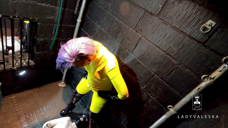 Lady Valeska: Thể thao dưới nước và ống