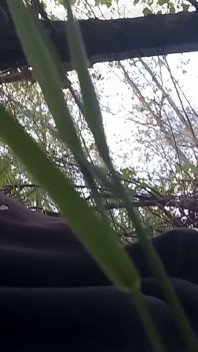 Il Simpatico Ragazzo Gay Che Si Masturba Il Cazzo, Tirato Attraverso La Volata Mentre All'aperto, È Jon Arteen