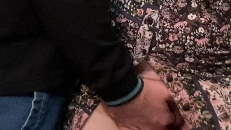 Niki studio: Un pervers ciudat își freacă vulva în metrou