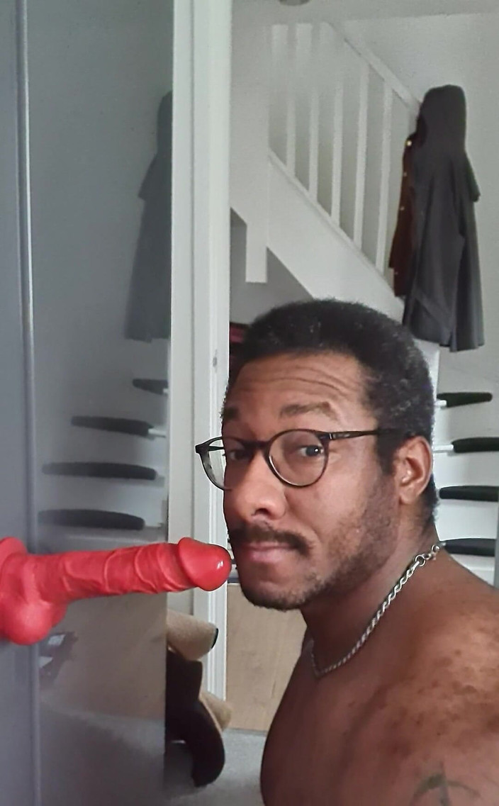 Amadeus: Yeni bir 8.5" büyük kırmızı dildo aldım