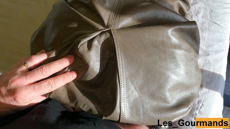 Les Gourmands: 4k - 穿着性感内衣的熟女玩弄她的魔杖，然后被后入并射在她的卡其皮裙上