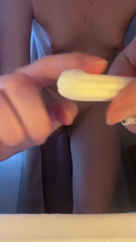 Sisipan Tampon Rakaman dekat - Awek Rusia menyumbat pepeknya dengan cakap kotor