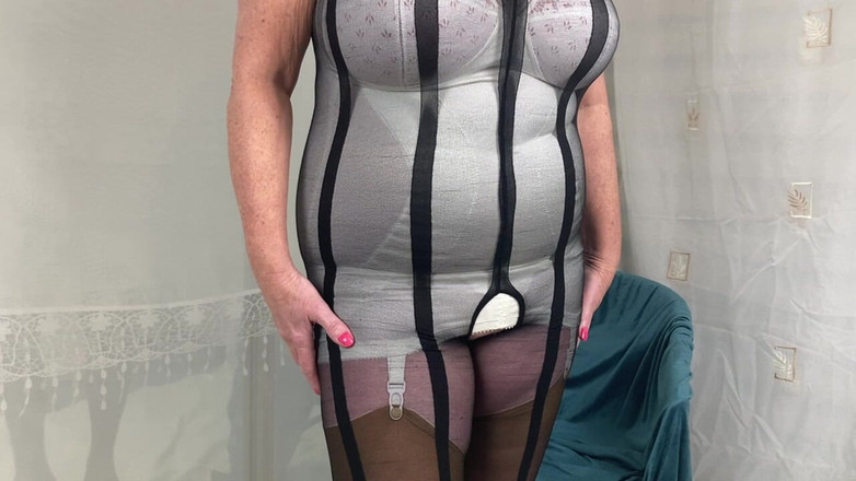 Aunty Sandra vintage girdle queen: サンドラおばさんメイクとオールドコルサレットセクシー