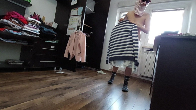 Mirsur: Amatérská manželka se baví zkoušením oblečení a řezáním.