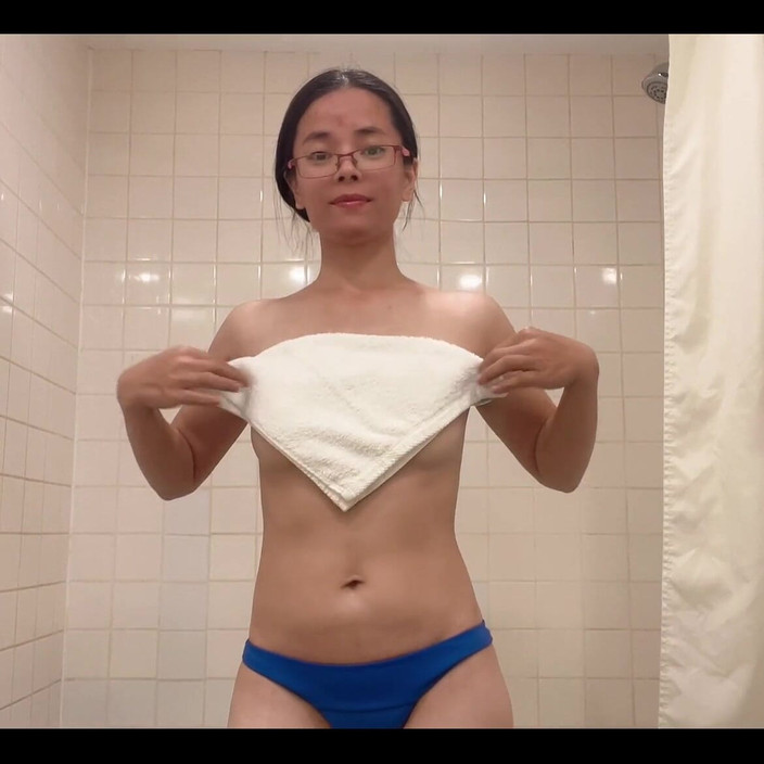 sweethanajapanese: Gadis seksi dengan tubuh mungil ini lagi asik