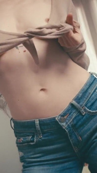 Ejaculare dezordonată pe Hollister Jeans. Pubis umed