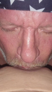 Bigsexydaddyd es empapado por Katlicious Kitty