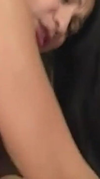 야생 세션에서 두꺼운 자지를 타고 시오후키하는 발정난 갈색 머리