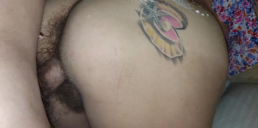 Risky Hairy Couple: Man hielp zijn sexy vriendin met Sunburn en neukte haar