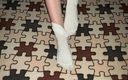 Gloria Gimson: Menina brinca com os pés em meias brancas de algodão