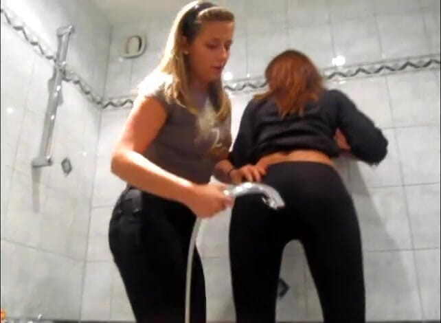 Femdom Austria: Twerking-Ärsche in der badewanne