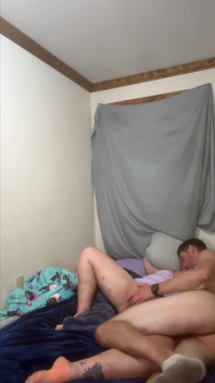 Are o rochie violetă sexy, o ia pe stomac dur