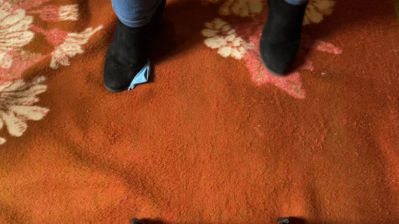 BeachBallsDuo: 100kgのビッグブーティルーシーがハイヒールで風船を踏みつける!スローモーションのカメラ2台!