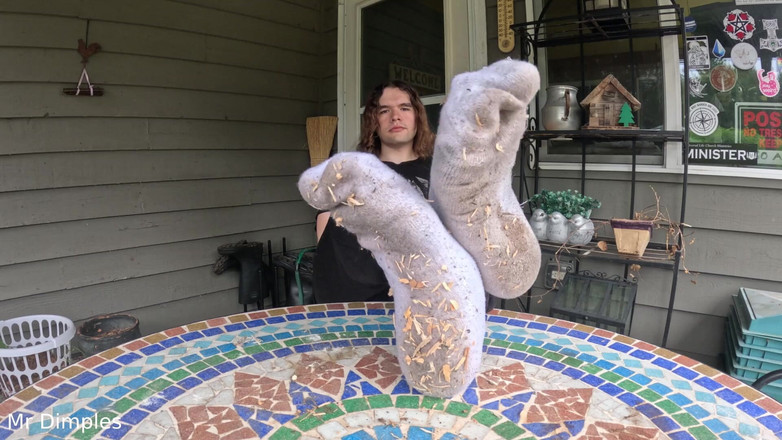 Mr Dimples: Kirli çoraplarımı ve ayaklarımı gösteriyorum