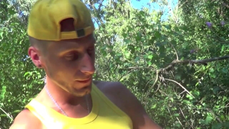 Sneaker gay: Twink folosită în pădure cu umilință cu adidași