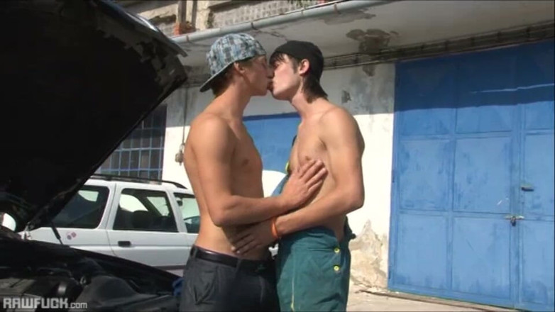Raw Fuck: Mecânico fodido leva uma carga
