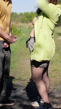 Szarpnięcie i sperma na nogach. Publicznie.