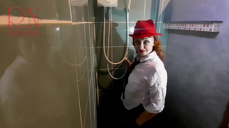 Regina Noir: Una ragazza in vestiti sotto la doccia. Mutandine bagnate, pantaloni...