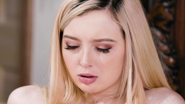 Mommy's Girl: Üvey annenin kızı - minyon sarışın Lexi Lore azgın üvey anne Sarah...